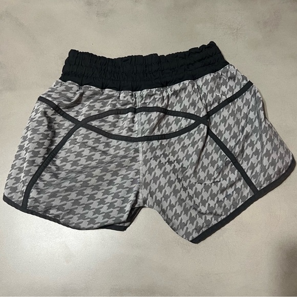 LULULEMON Tracker Short II 2-Way Stretch - Picture 4 of 11